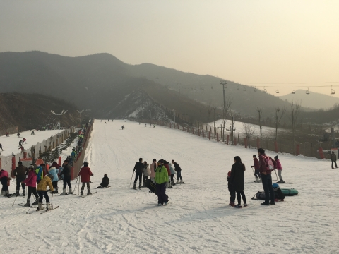 卧虎山滑雪+国际雨林温泉二日游